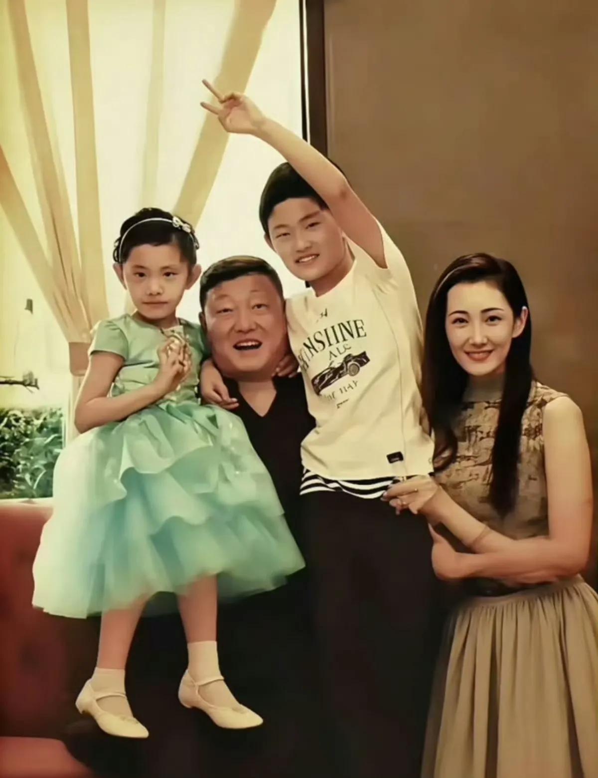 辟谣恋情，发文道歉，机场喂母乳？今天一天，娱乐圈曝出多个大瓜