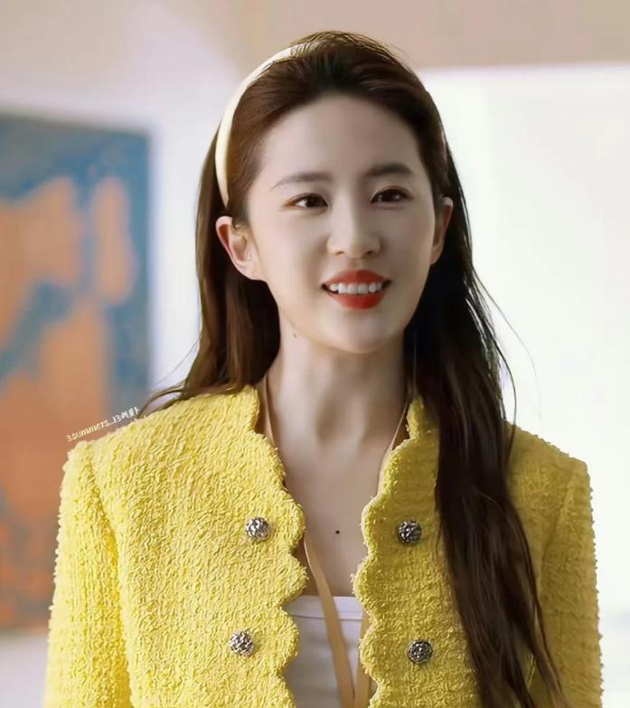 脸肿油腻就别演都市剧！41岁朱珠一出手，让观众看清刘亦菲有多强