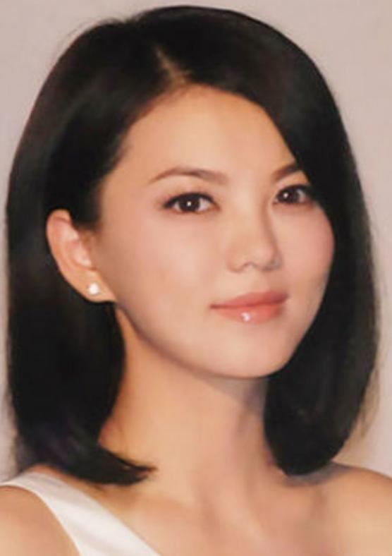 王诗龄与何超莲同框，颜值秒杀何，婴儿肥消失，与李湘年轻时撞脸