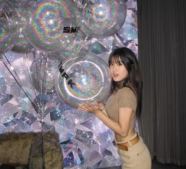 贾静雯大女儿与闺蜜开派对，露腰装配热裤超美，新添肚脐环更辣了