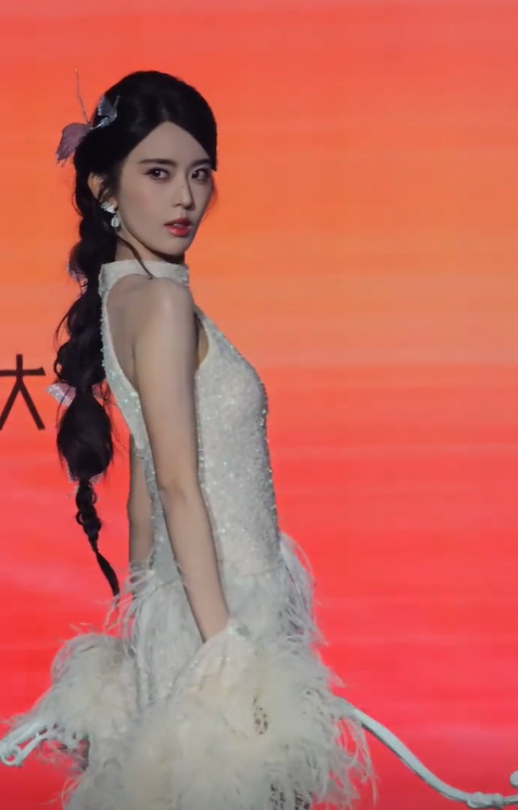 短剧红毯成“见光死”现场，没了美颜和修图，遍地普男普女