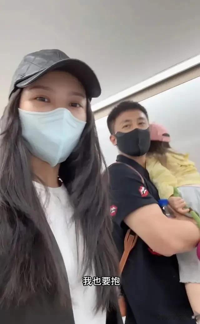 杜淳王灿分居多年，深圳度假竟曝出\第一次同睡\，女儿反应太真实