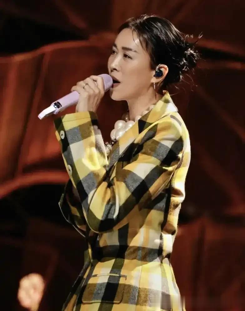 57岁那英穿格纹裙真养眼，佩戴大串珍珠项链，配色亮眼真的显高级