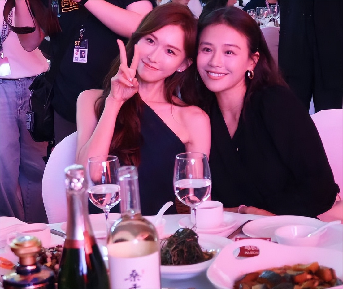 又是电影节:马思纯瘦成纸片人,易烊千玺又老又嫩,张颂文面相变了