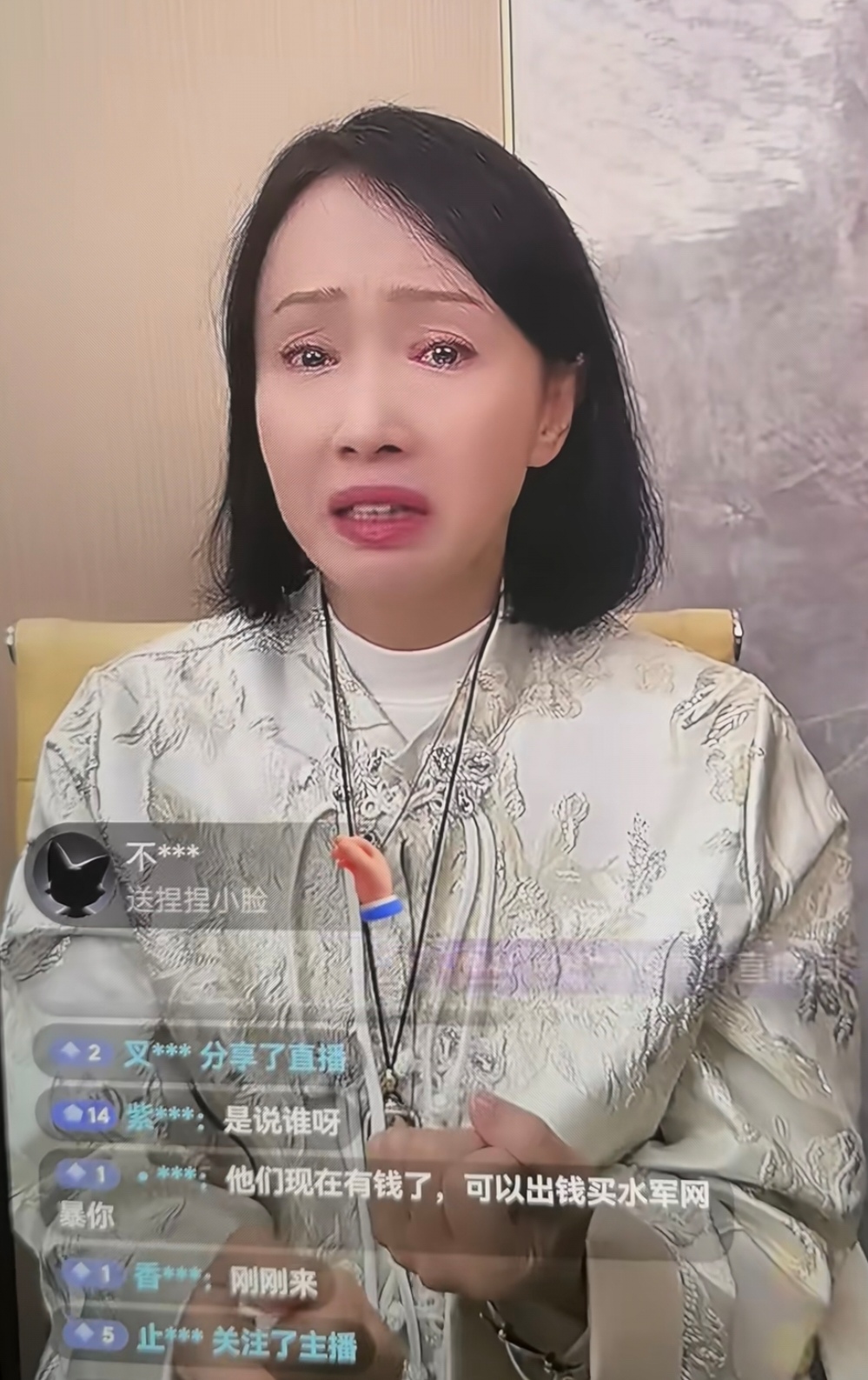 黄慧颐回应与保剑锋10年恋情，一度泪洒直播间，男方评论区沦陷