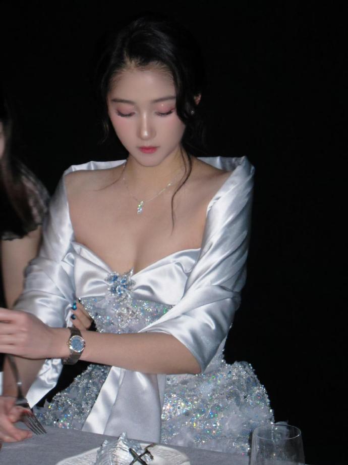 关晓彤白裙加身，真是越来越有魅力了。