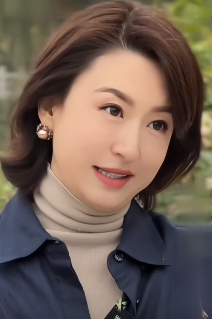 张蕾亮相文化活动，素雅穿搭尽显东方知性韵味