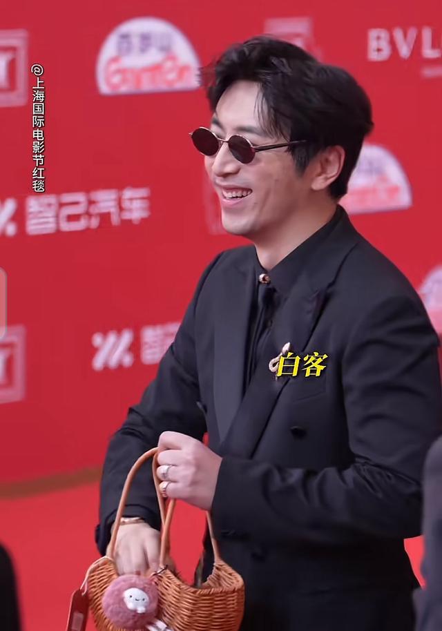 63岁刘德华挽手杨幂走红毯！西装笔挺状态惊艳，看着像40多岁