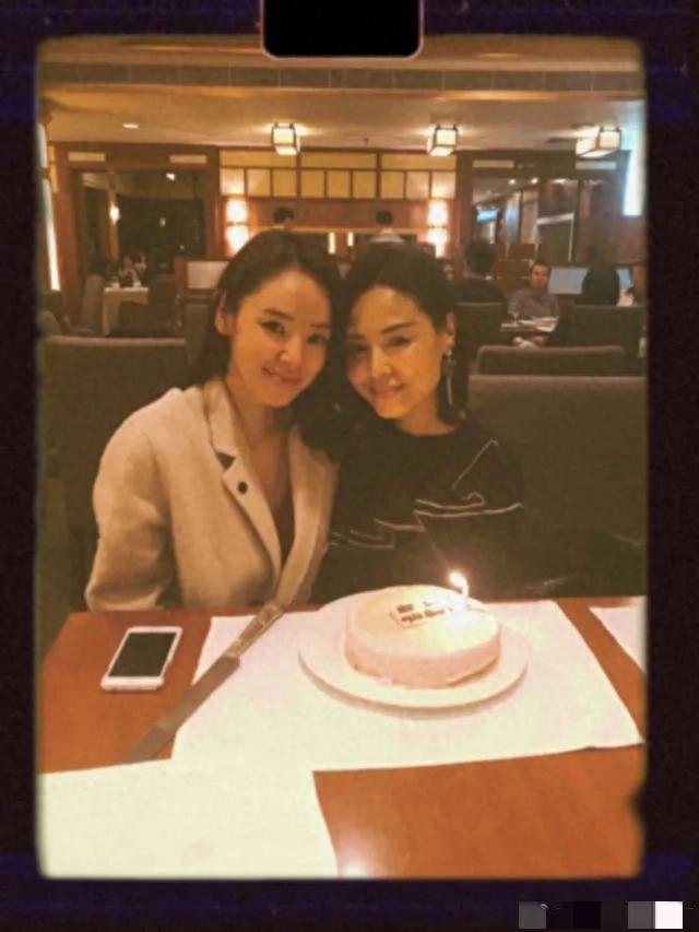 香港知名男星罕见露面,夫妻俩成美食博主,妻子妹妹是TVB女星