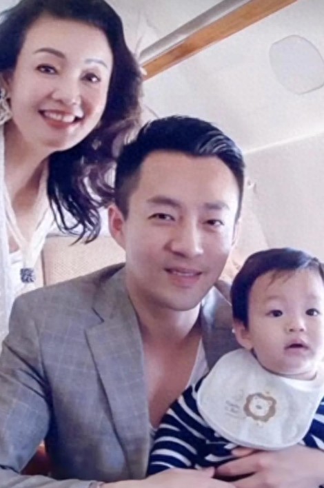 张兰承认有1事瞒了汪小菲20多年,大S走后不到一个月,她和盘托出