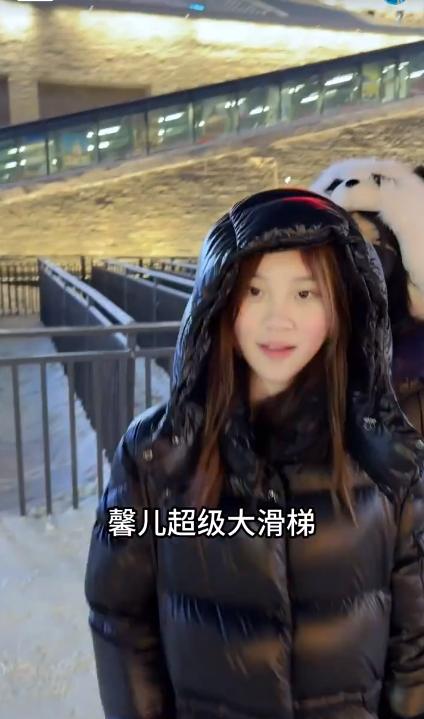 贾乃亮带女儿滑冰脸冻通红！不忘给甜馨买冰糖葫芦，父女同框好甜