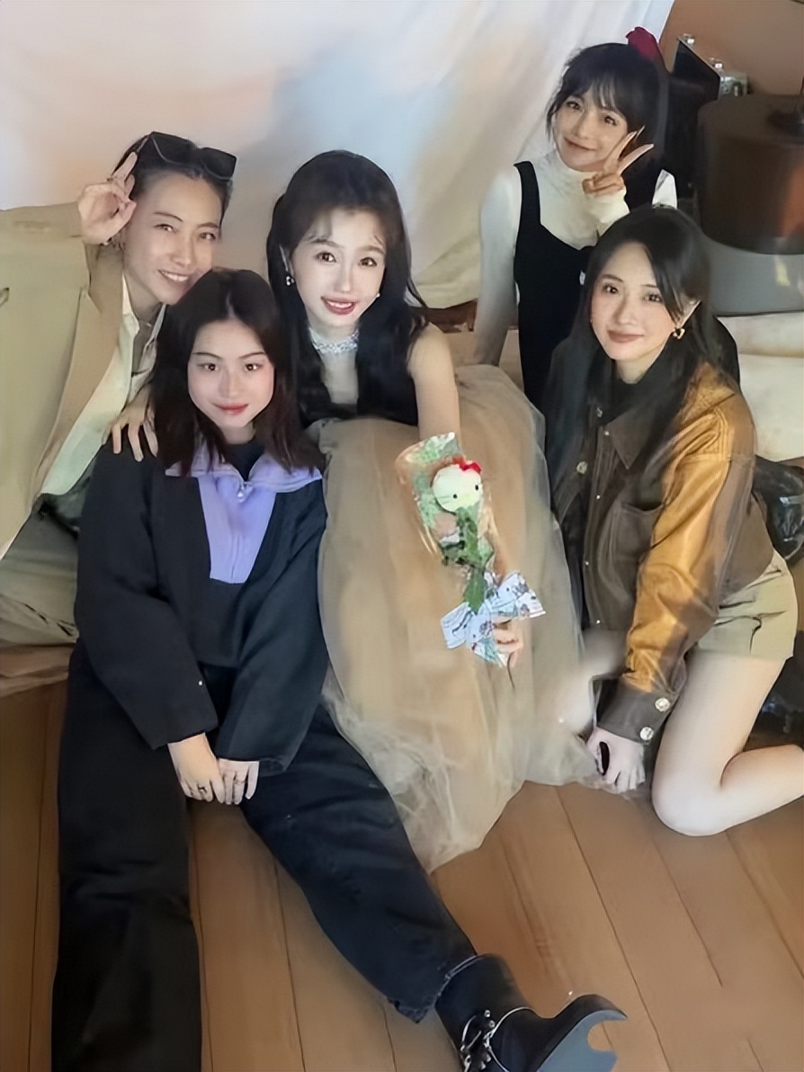 45岁甘比大女儿17岁了！眼神清澈有光一脸富贵相，深得刘銮雄宠爱