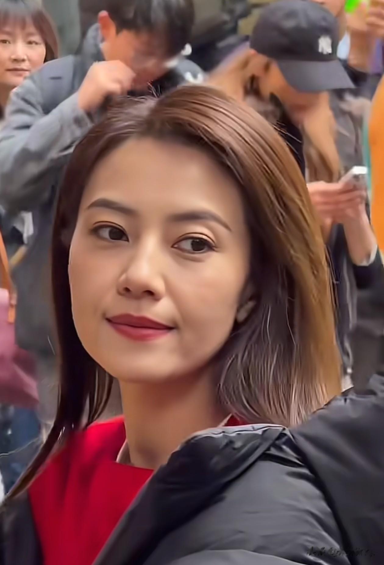 46岁高圆圆街头穿搭:红毛衣+白裤子,有法令纹,颜值却依旧抗打