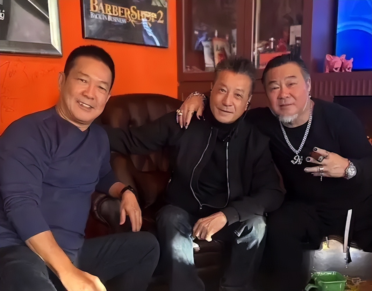 68岁知名港星罕见现身聚会，身形健硕浓密黑发劲冻龄