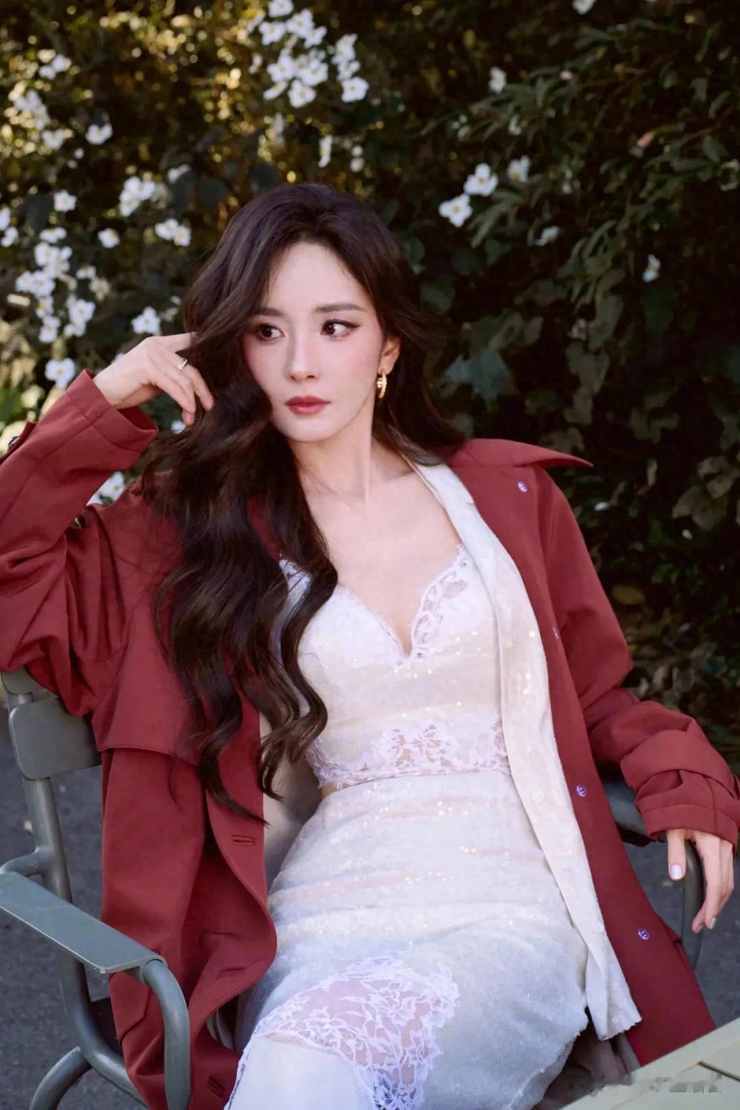 杨幂这组“酷欲写真”，把“美得不费力”焊在审美点上了