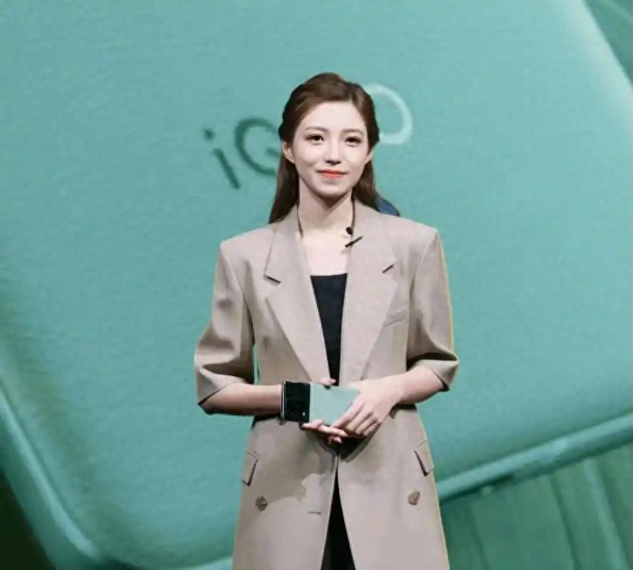 “最美產品經理”宋紫薇，創業AI硬件首款產品曝光