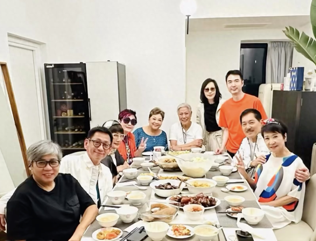佘诗曼妈妈在家宴请众星,头发全白瘦了一圈,仍下厨做一桌家常菜