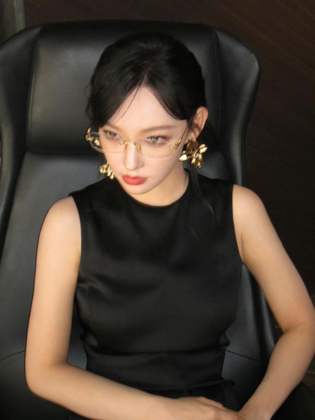 程潇金色眼镜,大长腿 网友:妈妈