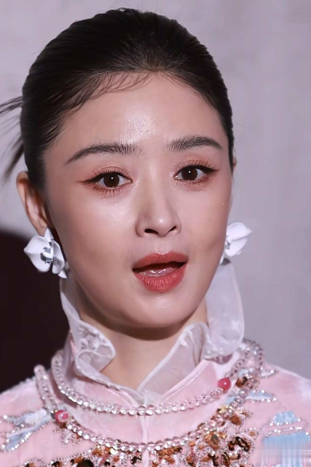 42岁蒋欣活动怼脸拍！皮肤光滑紧致，脸型好权威，发量让人羡慕