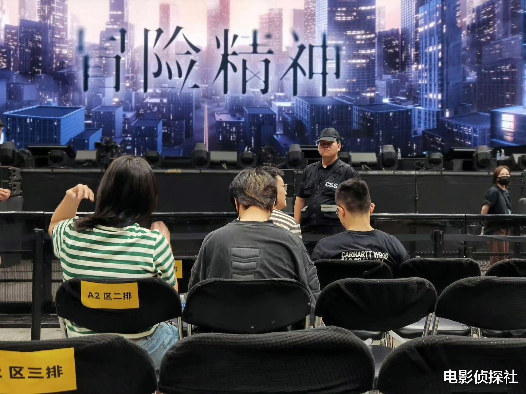 李雪琴带男友现身毛不易演唱会,两人戴口罩很低调,女方瘦了30斤