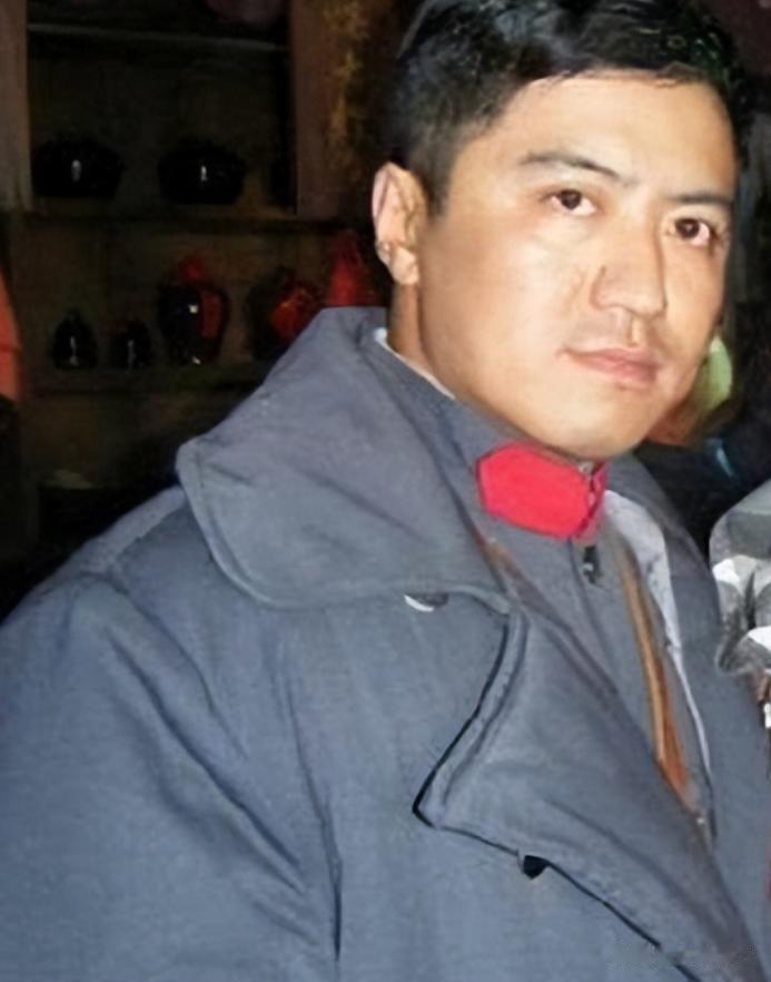 女演员何音现状:58岁貌如大妈,别墅中弹钢琴消遣,儿子贼帅随她