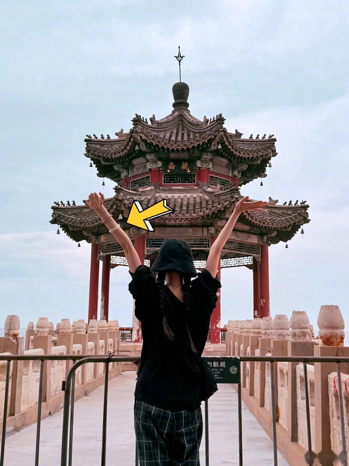 杨幂在国内旅行,手上戴着漂亮的翡翠手镯,她晒的游客照很美!