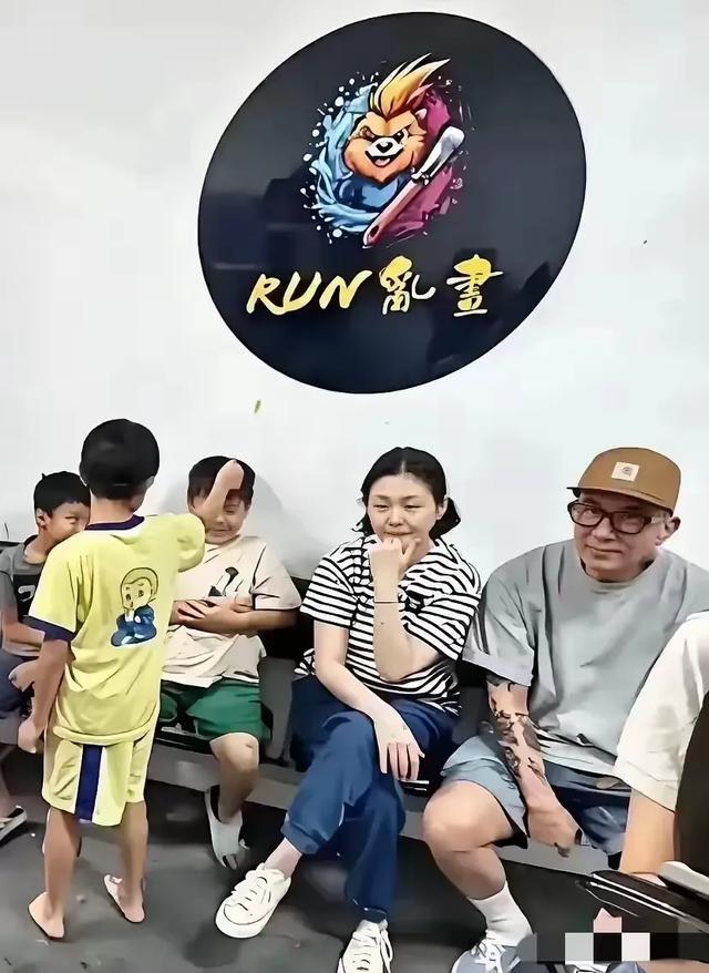 大S儿子送马筱梅礼物，手写谢谢后妈带他出国，几乎忘记了生母