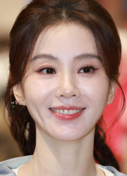 刘诗诗空降深圳商场！脸上褶多但天鹅颈优雅，高马尾上假发片尴尬