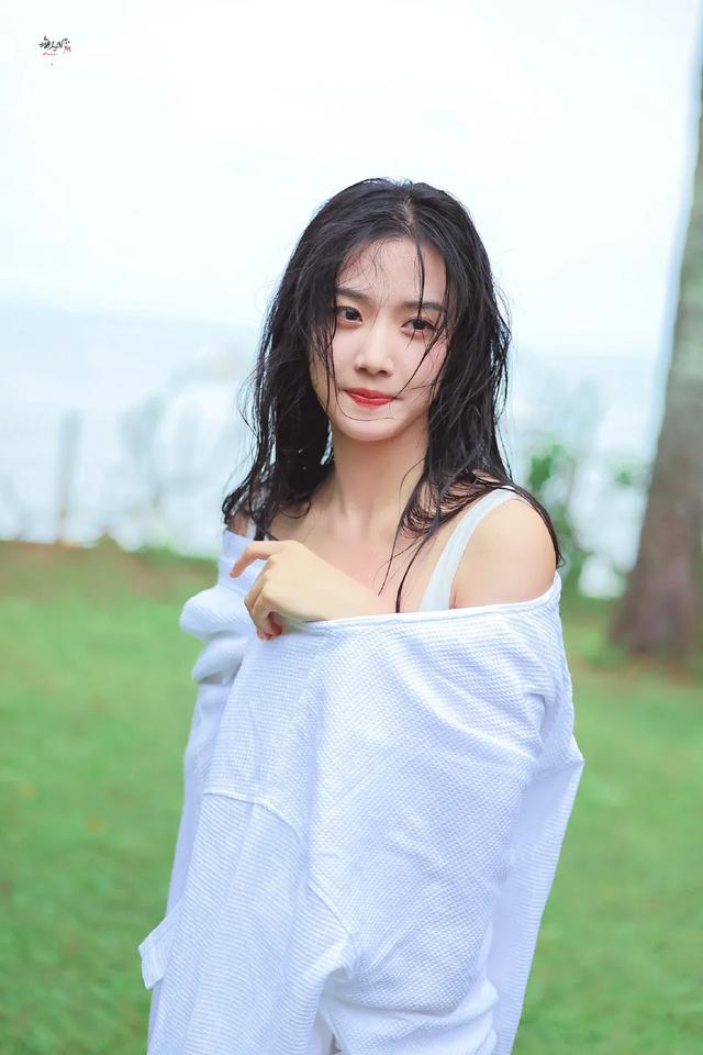 卢昱晓 ??? 泳装照太清纯了