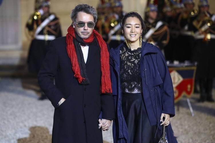 59岁巩俐在北京公园,喝着老酸奶吃着糖葫芦,一点没架子很接地气