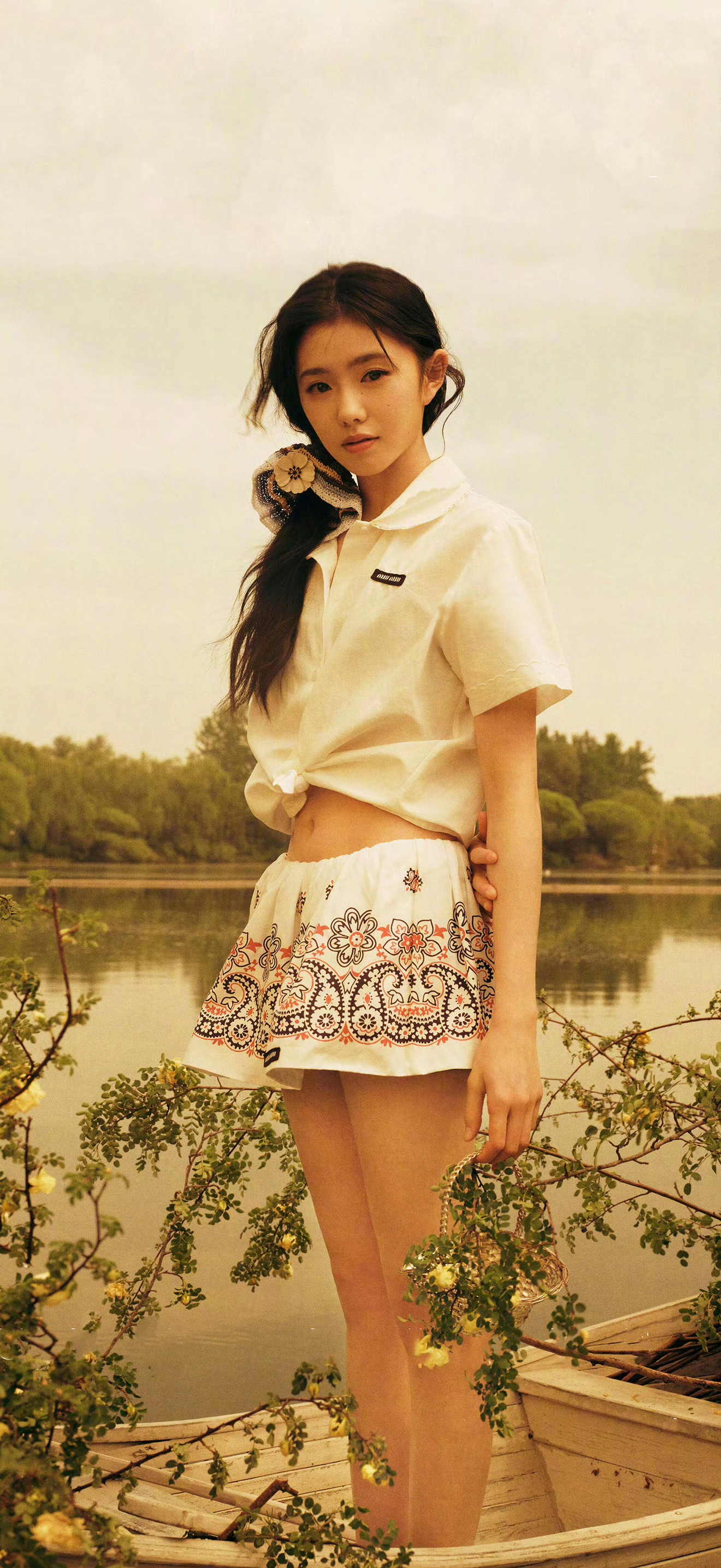 刘浩存红灰撞色短裙 公主头发型造型壁纸美图