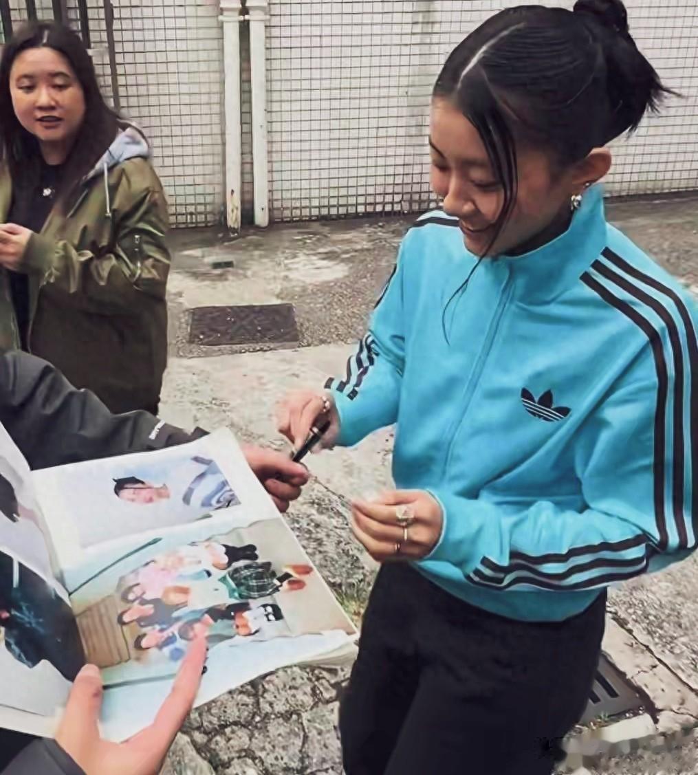 不敢相信！歌王陈奕迅的千金竟如此朴素，街头形象太意外！