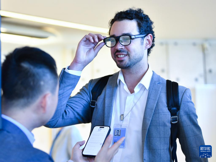 面对千亿美元赛道,北京三次押重注在最早专注AR眼镜的亮亮视野