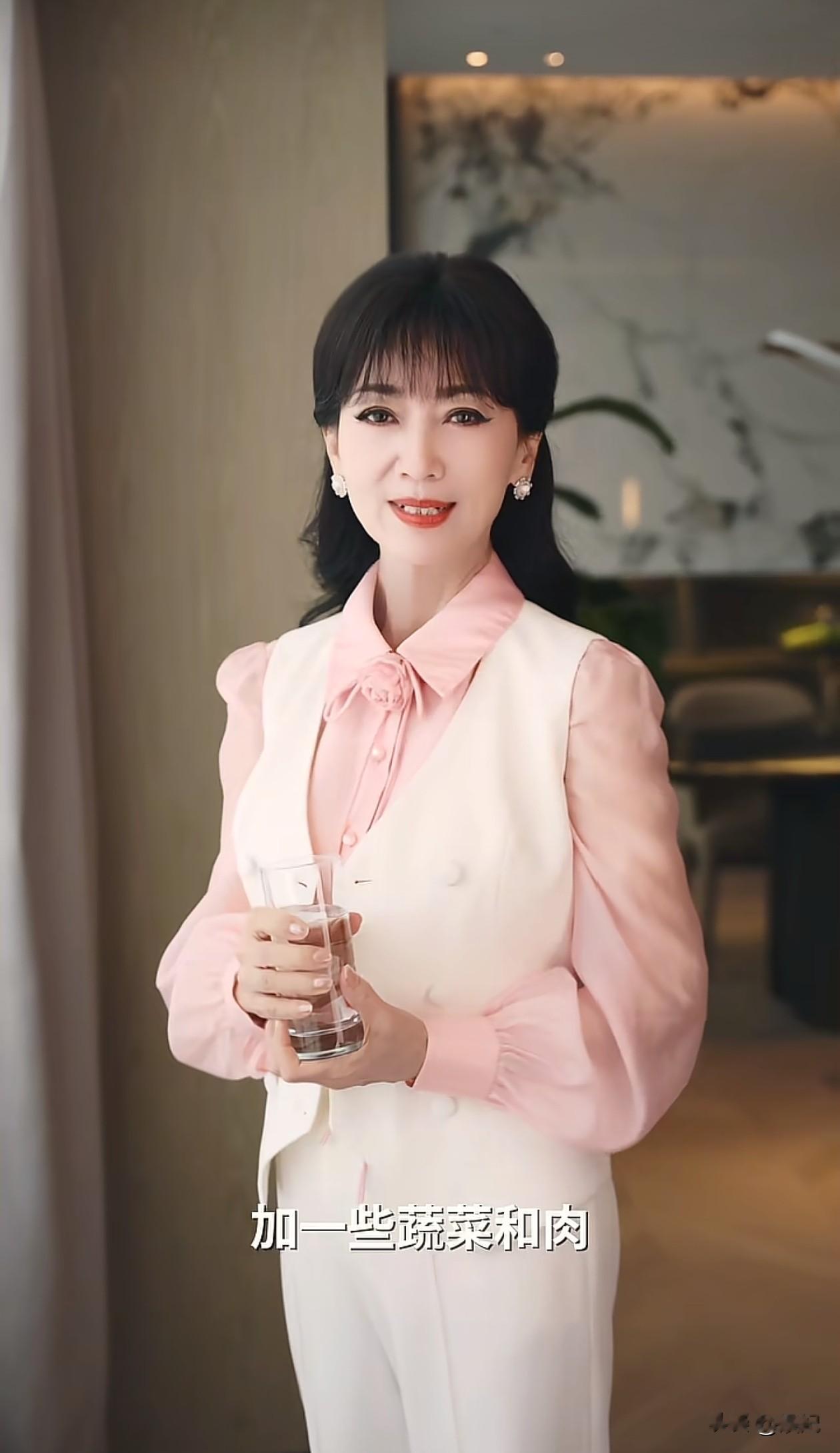 72岁赵雅芝最新穿搭：粉衬衫+马甲+白裤子，减龄洋气，美得像47岁