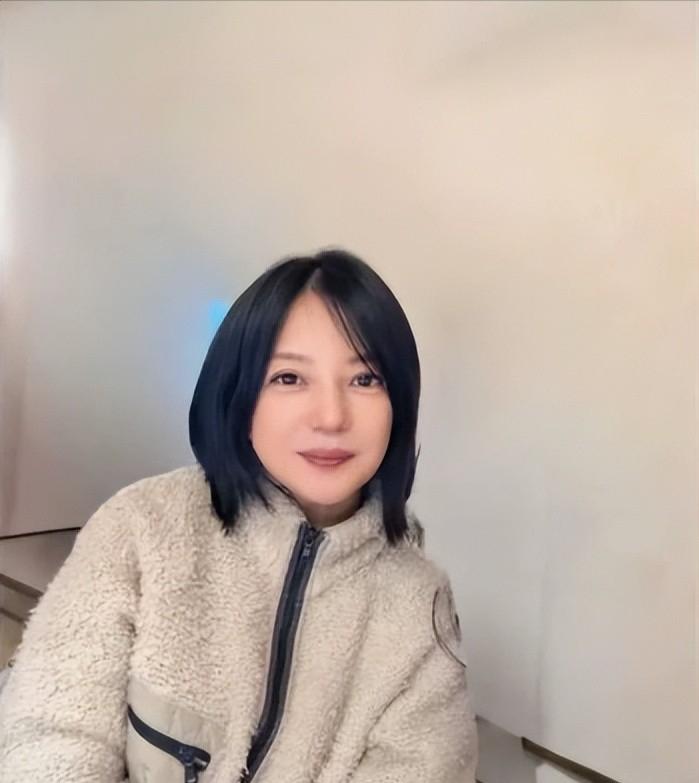 面相又变了！49岁赵薇广东吃饭，又老又瘦没架子，却再无回头路走