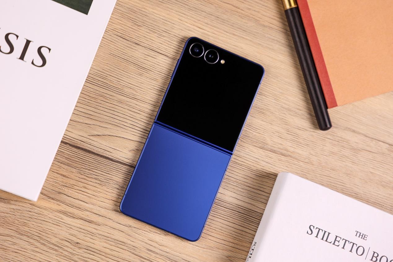 三星Galaxy Z Flip7上手評測：小折疊的新高度，還是熟悉的配方？