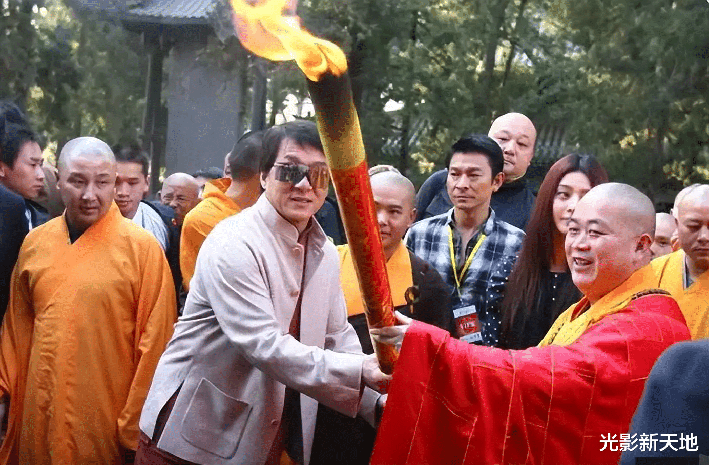 释永信的高光时刻,和成龙联手上香,刘德华作陪靠后站