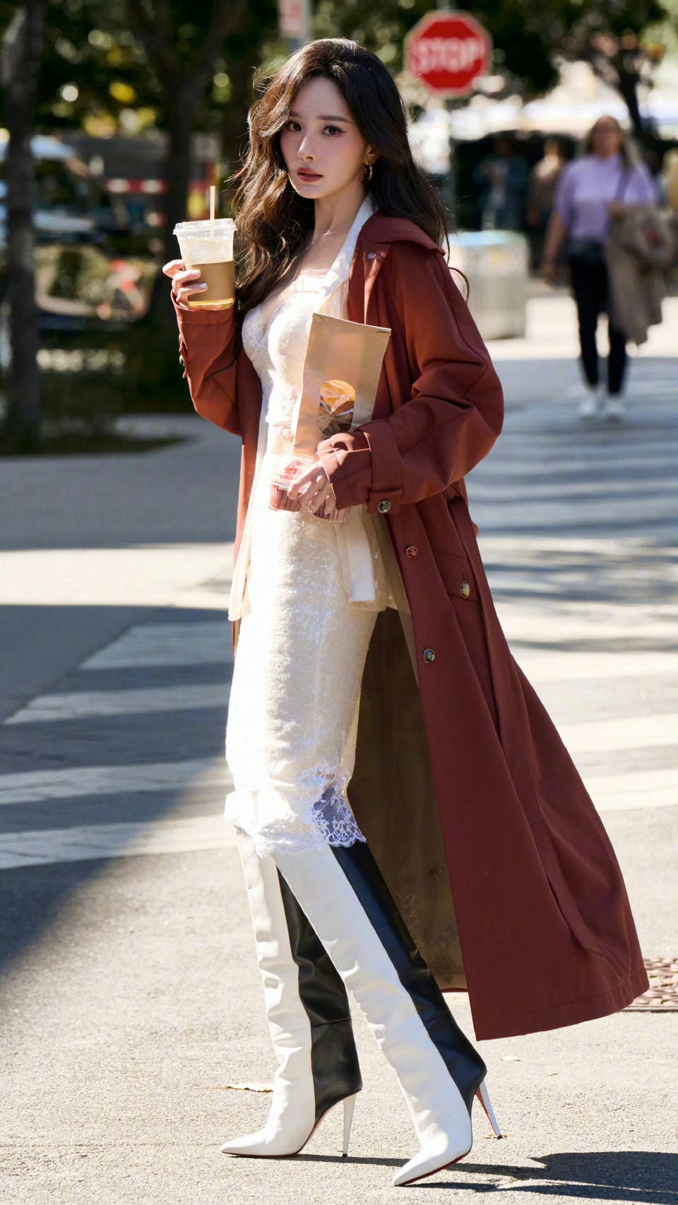 杨幂不愧是顶级魅魔，黑白色蕾丝裙太迷人了