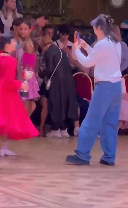 孙俪女儿夺得舞蹈比赛冠军,突然被男老师亲吻,小姑娘当时没躲开