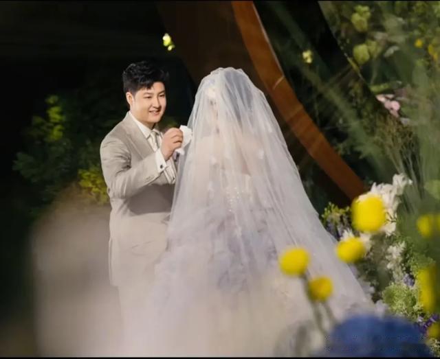 金龟子女儿补办梦幻婚礼，终于为老公穿上了最美的婚纱，恩爱甜蜜
