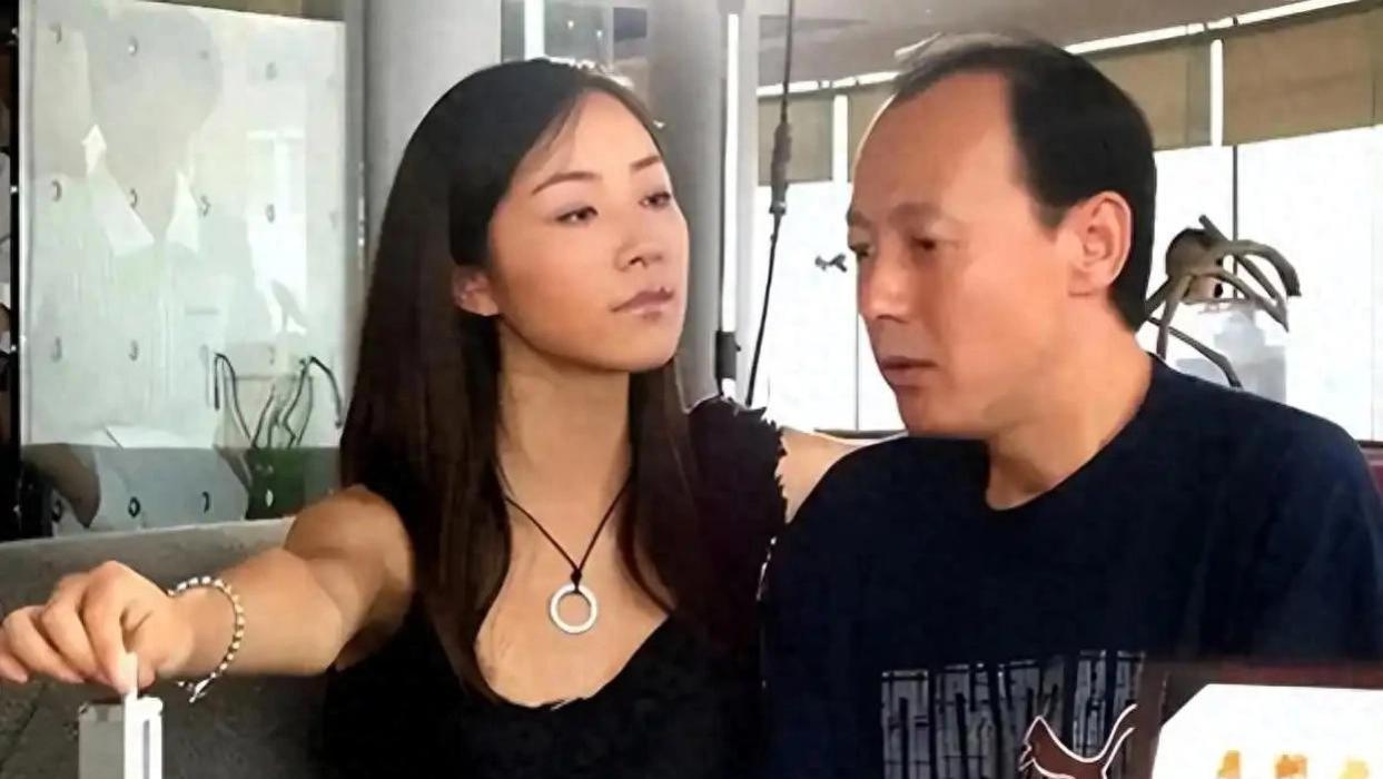 41岁韩雪和60岁丈夫聚餐被拍，两人穿着朴素，网友表示这是真豪门