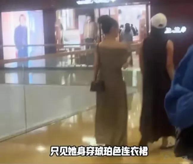 方媛香港逛街被偶遇,挺孕肚踩高跟鞋,脚步轻盈孕味十足!