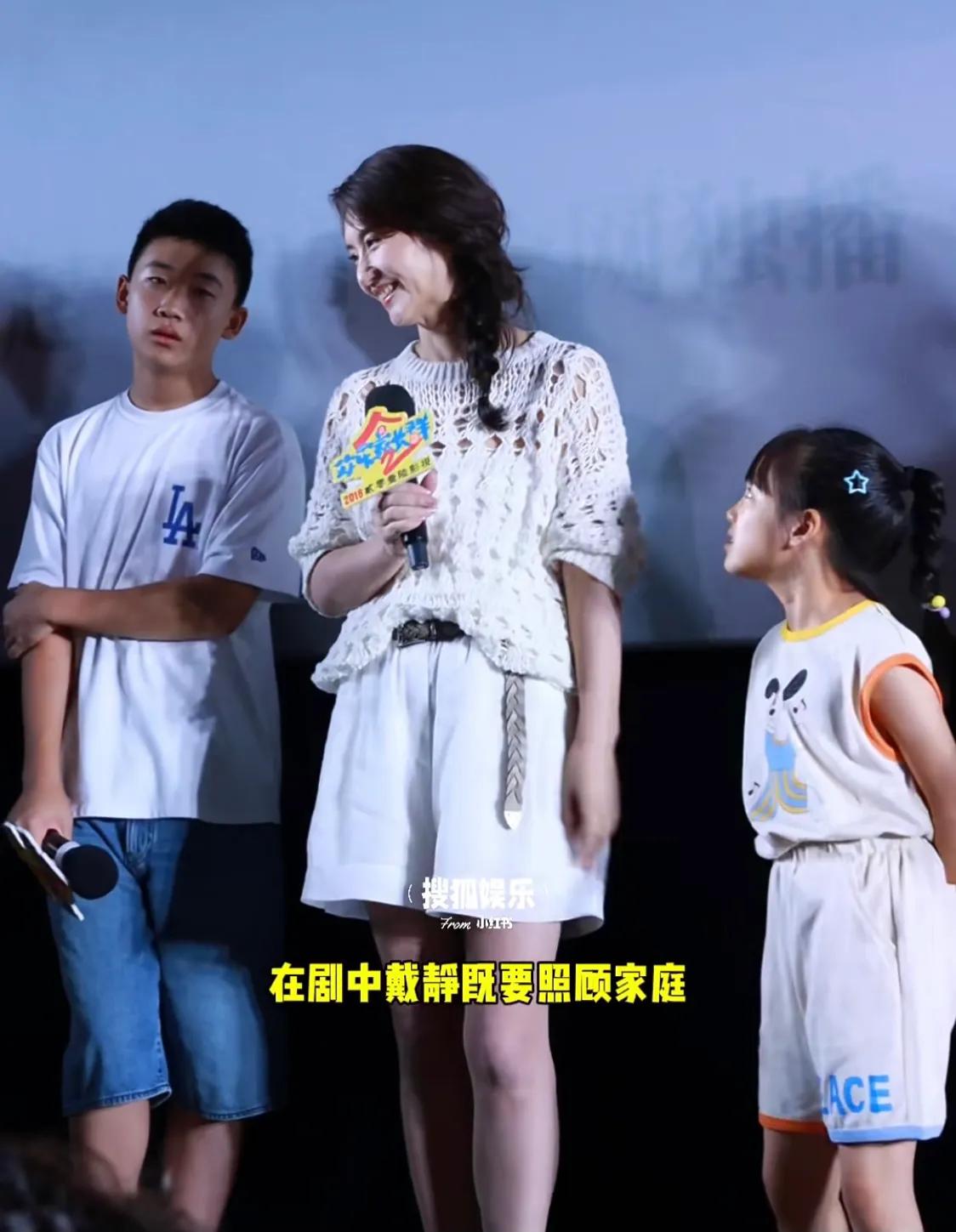 王晓晨穿花裙子漂亮,婚后胖出双下巴,陈好牵着小果宝,她长高了