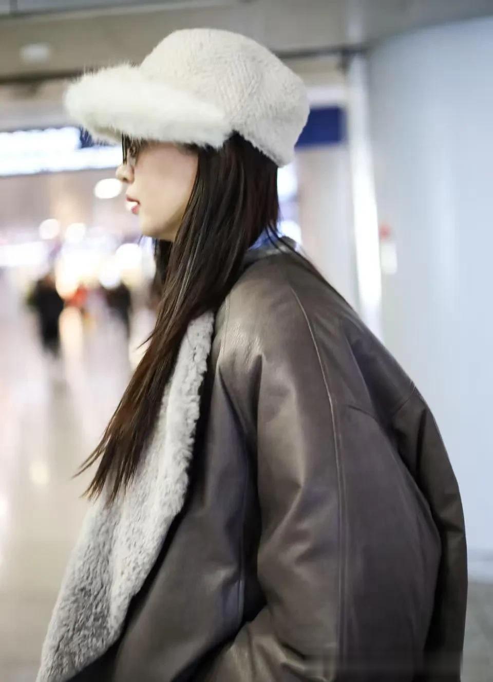 江疏影会穿是数一数二的!皮毛外套+蓝色毛衣+直筒裤,时髦又高级