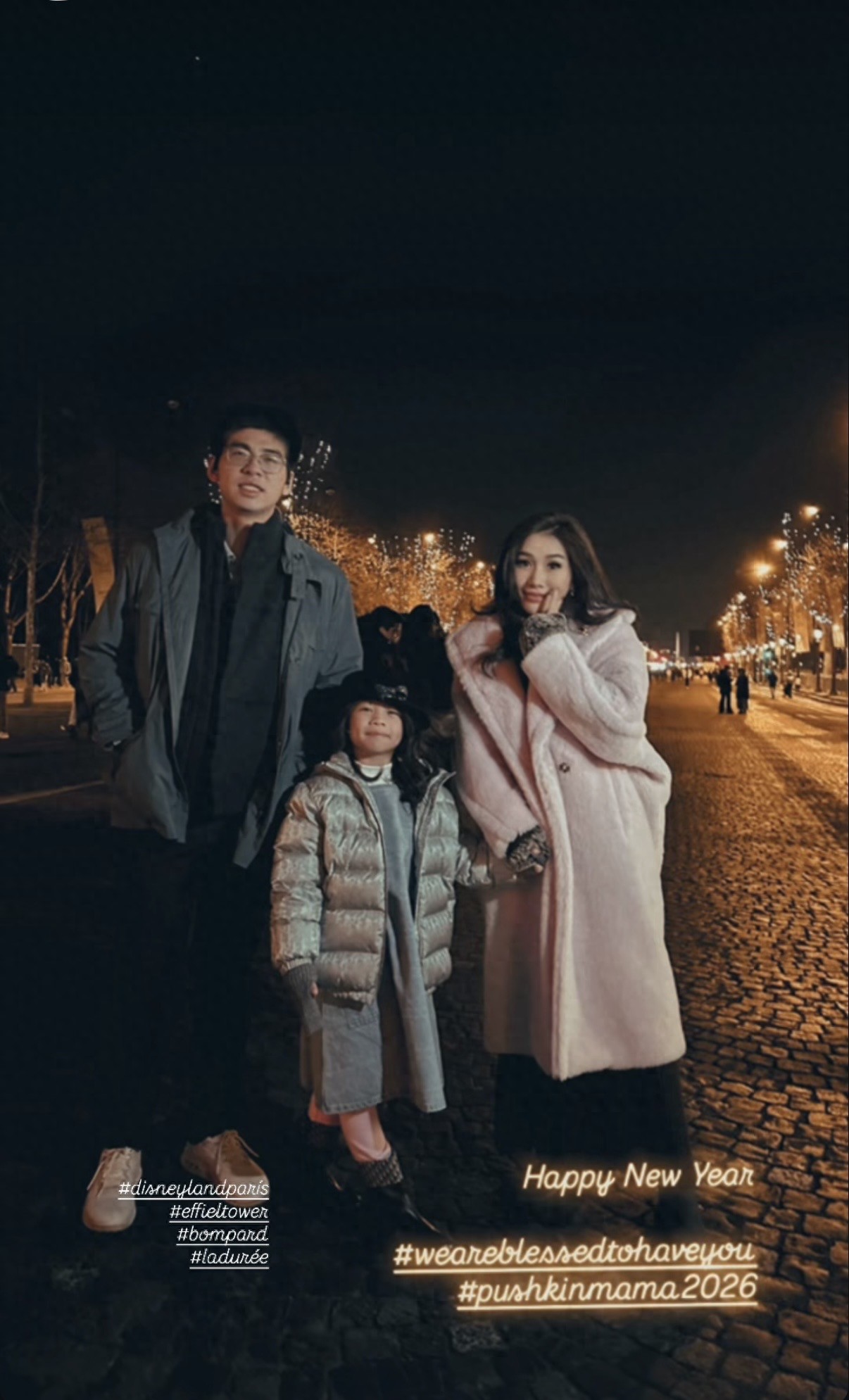 何超盈在法国温馨跨年，小7岁丈夫罕露脸，一家人合照女儿像父亲