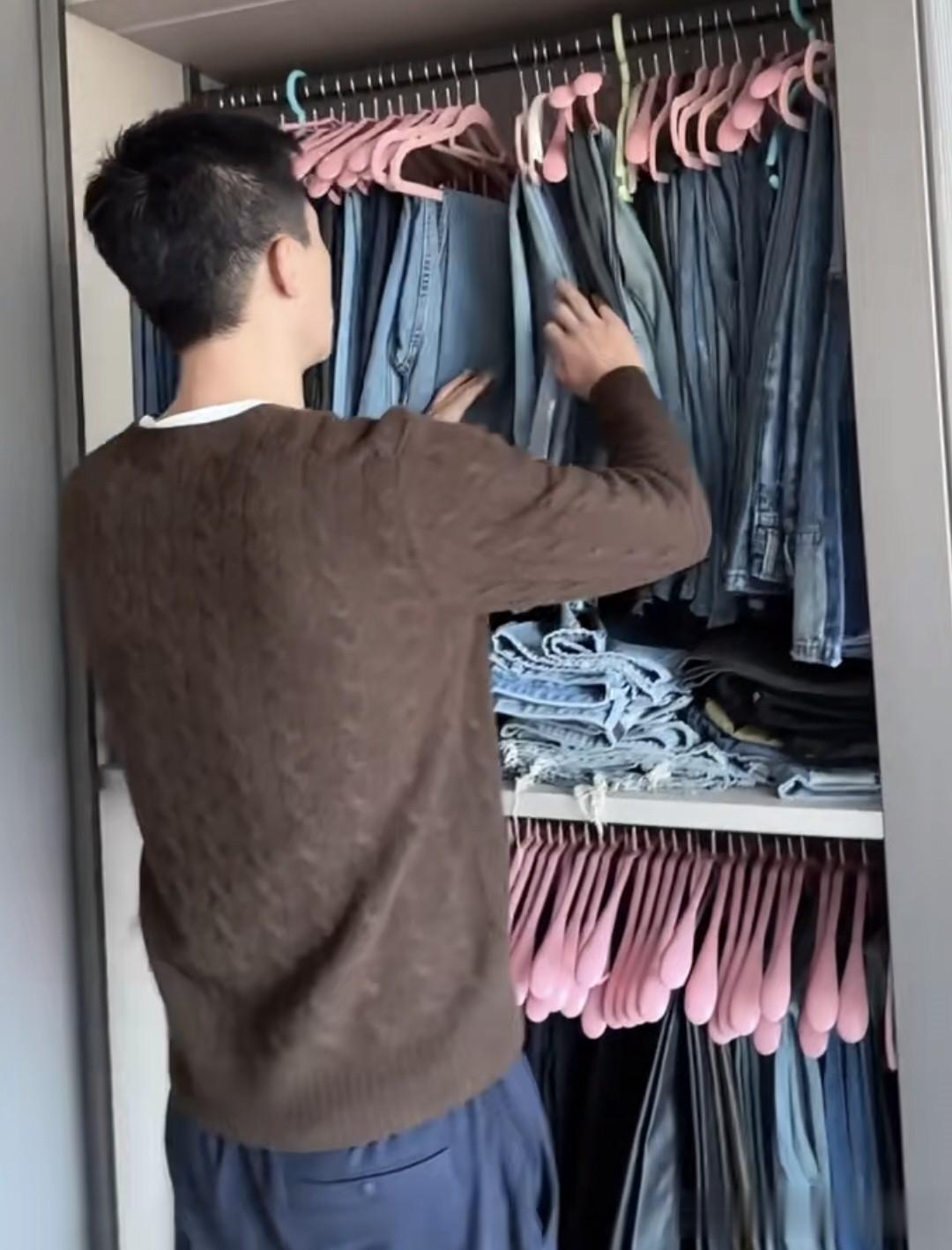 杜淳老婆晒衣帽间，几十条牛仔裤，帽子首饰一堆像批发，太能买了