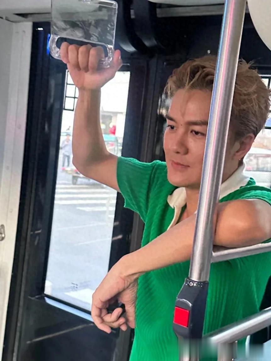 47岁吴克群在江苏搭乘公交车,他染了一头黄毛,打扮很有型