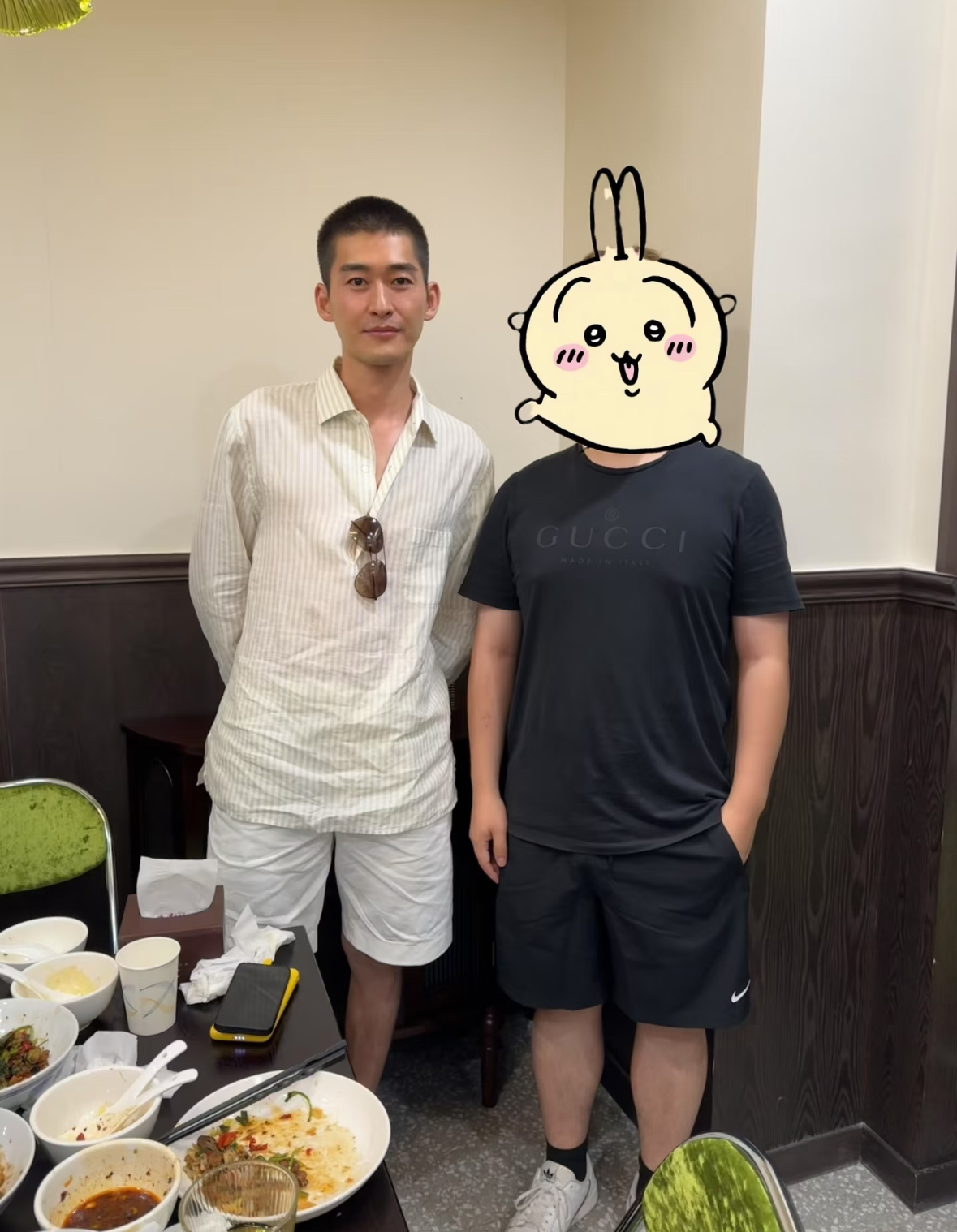 张翰现身餐馆用餐被偶遇,与路人热情合影,寸头短裤清爽帅气