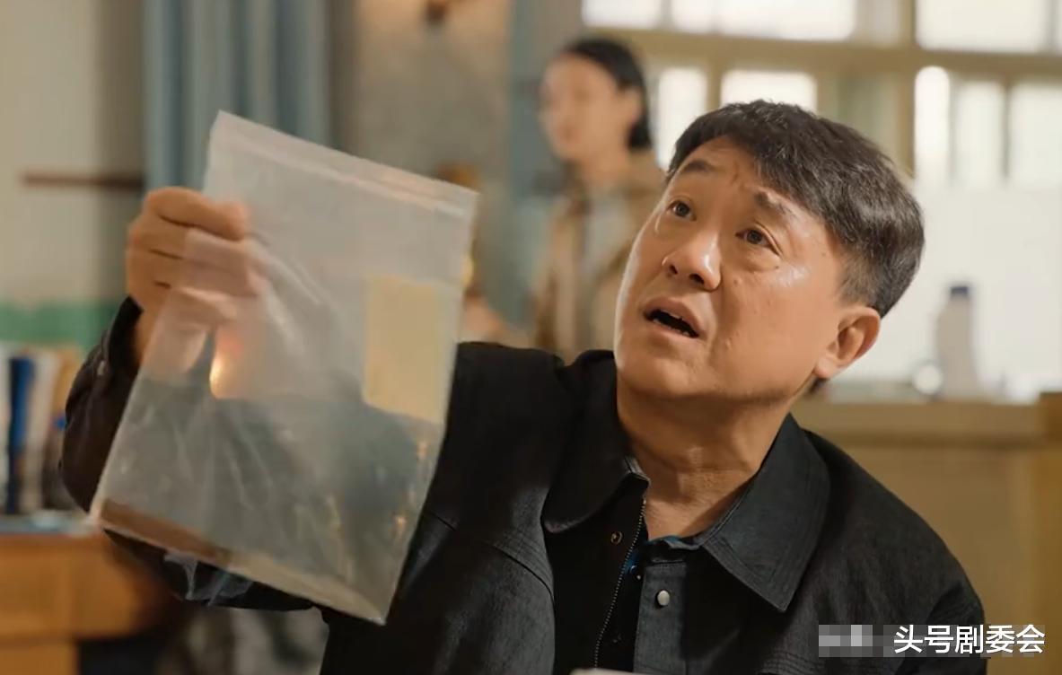 不会演别尬演刑警！表情僵硬、瞪眼的迪丽热巴，给内娱上了一课