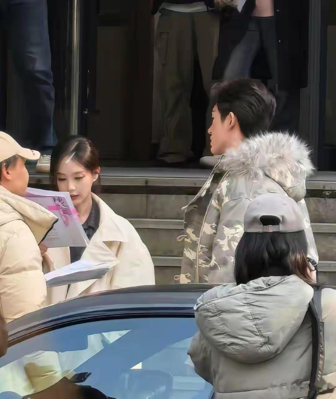 李一桐大冬天拍戏穿短裙，生图颜值身材双在线，这才是真女星